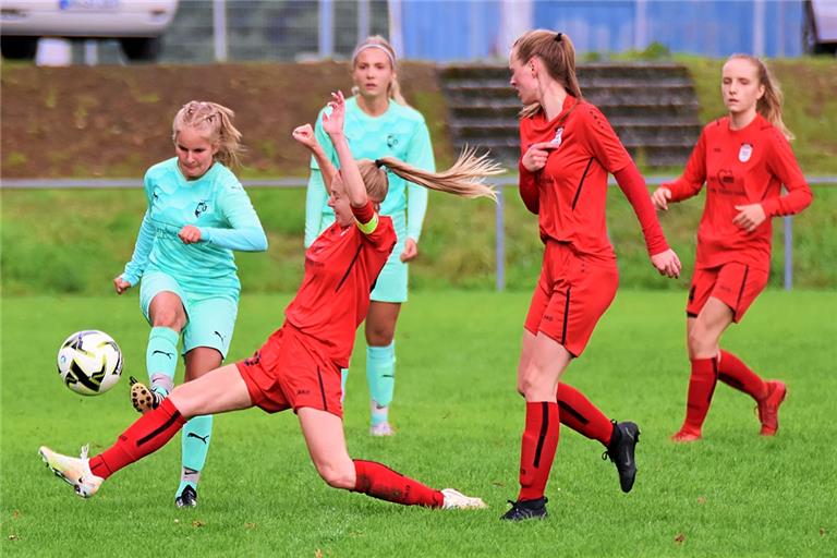 Heidi Stoppel (links) will sich mit den Fußballerinnen der SGM Oppenweiler/Sulzbach nicht aufhalten lassen. Foto: Tobias Sellmaier