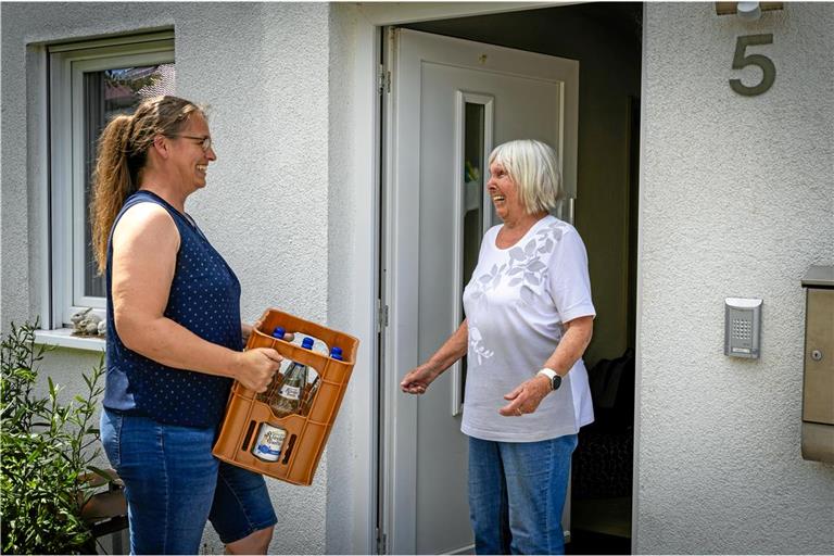 Heike Oesterle (links) und Bärbel Nickel zeigen, wie es gehen kann: Einen Einkauf erledigen oder auf einen kurzen Schwatz vorbeizukommen, stärkt die Nachbarschaft.Foto: Alexander Becher