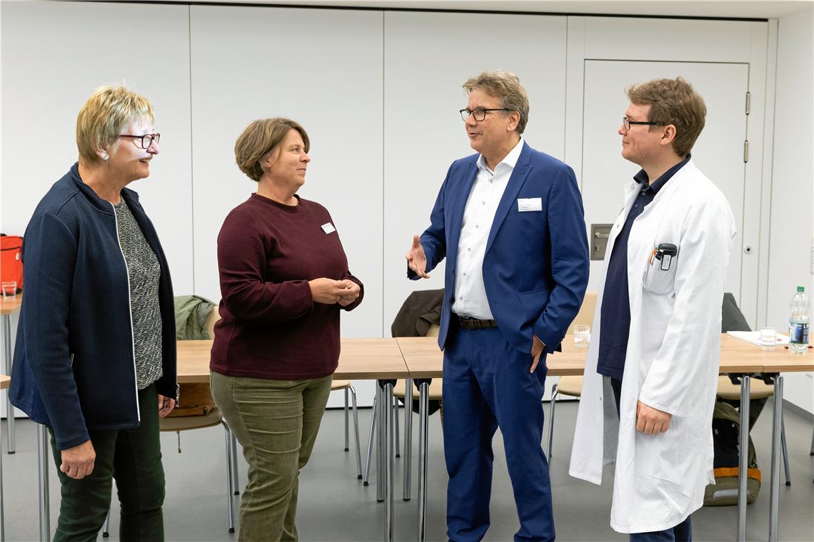 Pilotprojekt im Rems-Murr-Kreis: Ehrenamtliche Hilfe nach Schlaganfall Heike Steinicke (von links), Karin Gericke, Ludwig Niehaus und Dominik Schreiber koordinieren das Projekt und vermitteln Wissen an die Teilnehmenden.