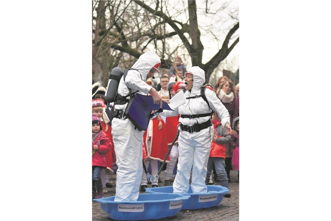 Möge die Macht des UCC mit euch sein Heike Strohmaier und Horst Zwickel lieferten sich beim Rathaussturm des Unterweissacher-Carnevals-Clubs als Außerirdische amüsante Wortgefechte mit dem Bürgermeister. Foto: T. Sellmaier