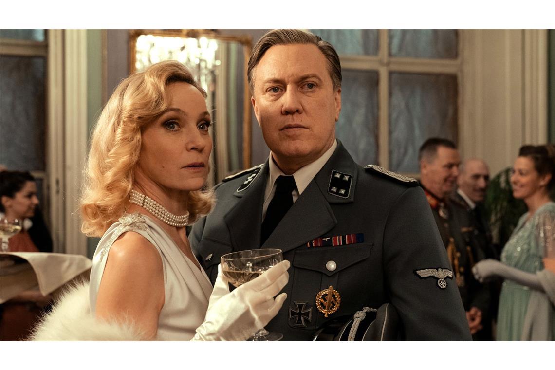 Heikle Mission: Buback (Nicholas Ofczarek) vertritt den NS-Befehlshaber als Abendbegleitung der glamourösen Ex-Schauspielerin Marleen Baumann (Jeanette Hain).