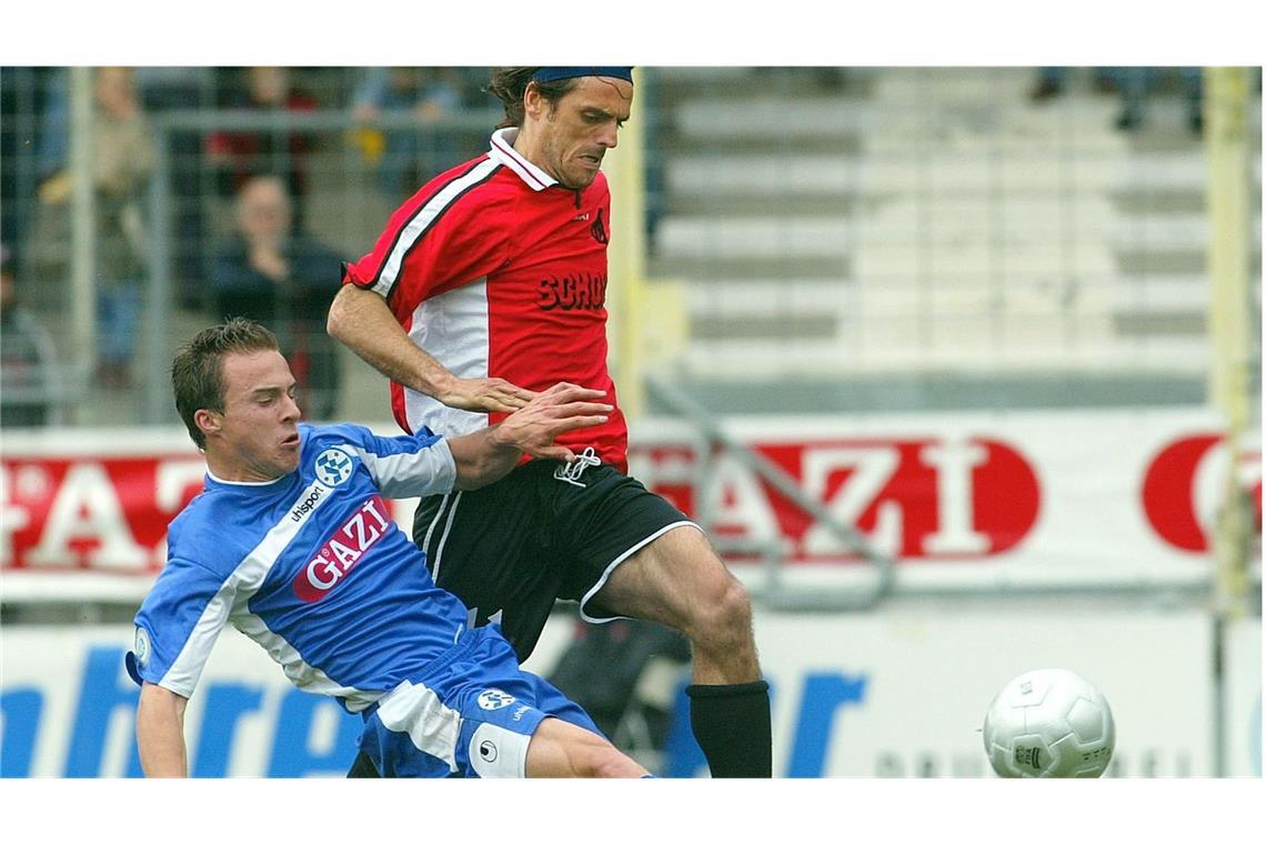 Heiko Gumper (li., gegen Branko Okic)  – die Mittelfeld-Arbeitsbiene war für Blau und Schwarz-Weiß am Ball.