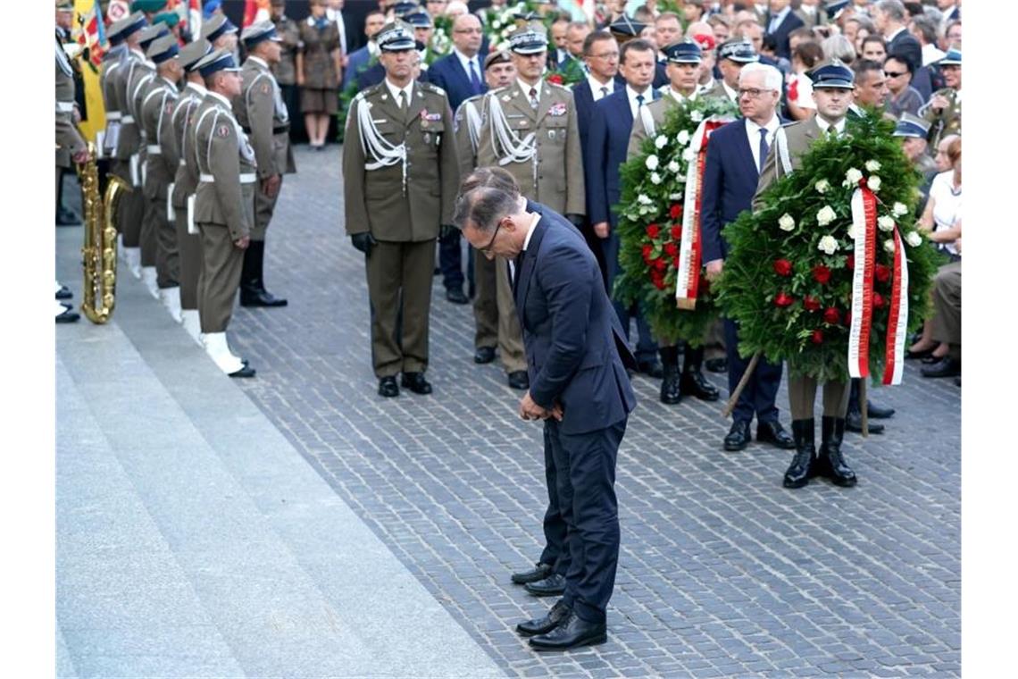 Maas bittet Polen um Vergebung für Nazi-Verbrechen Heiko Maas legt in Warschau einen Kranz nieder. Foto: Kay Nietfeld