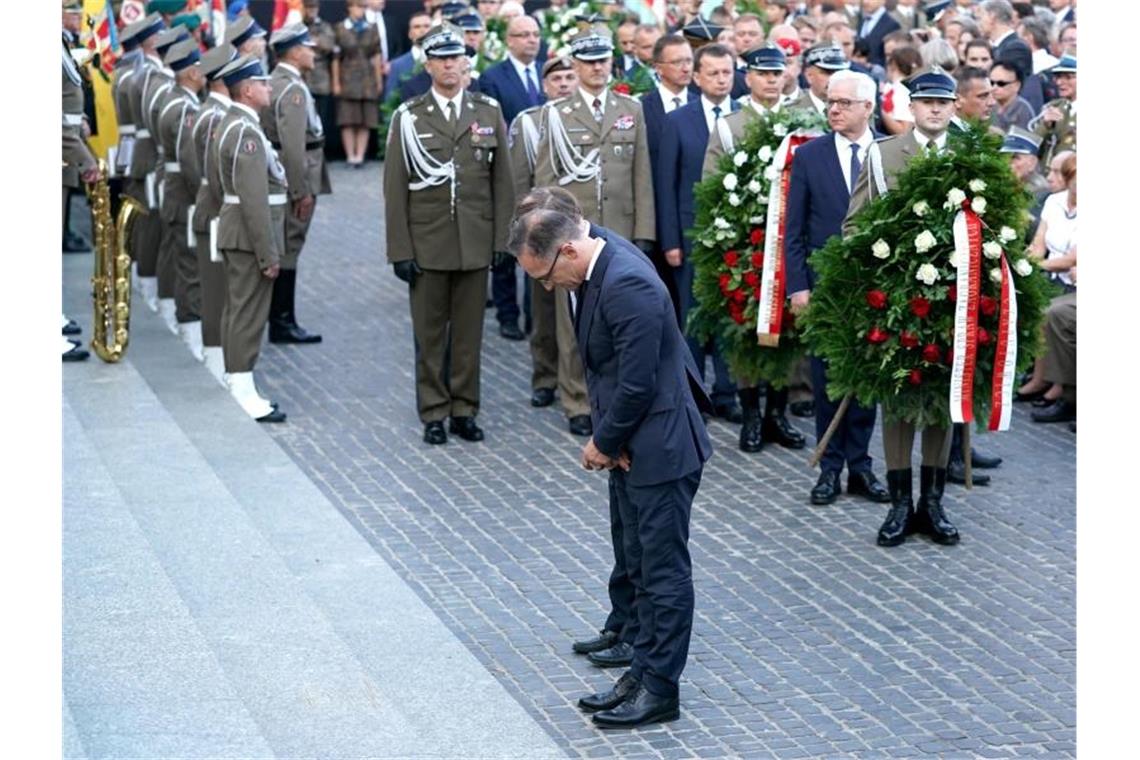 Heiko Maas legt in Warschau einen Kranz nieder. Foto: Kay Nietfeld