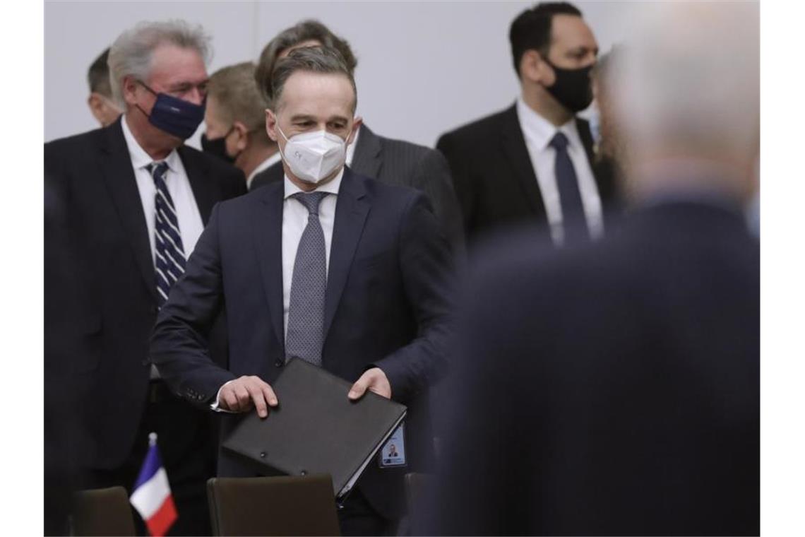 Nato sucht richtigen Kurs im Umgang mit Russland Heiko Maas (M) beim Außenministertreffen im Nato-Hauptquartier in Brüssel. Foto: Olivier Hoslet/Pool EPA/AP/dpa