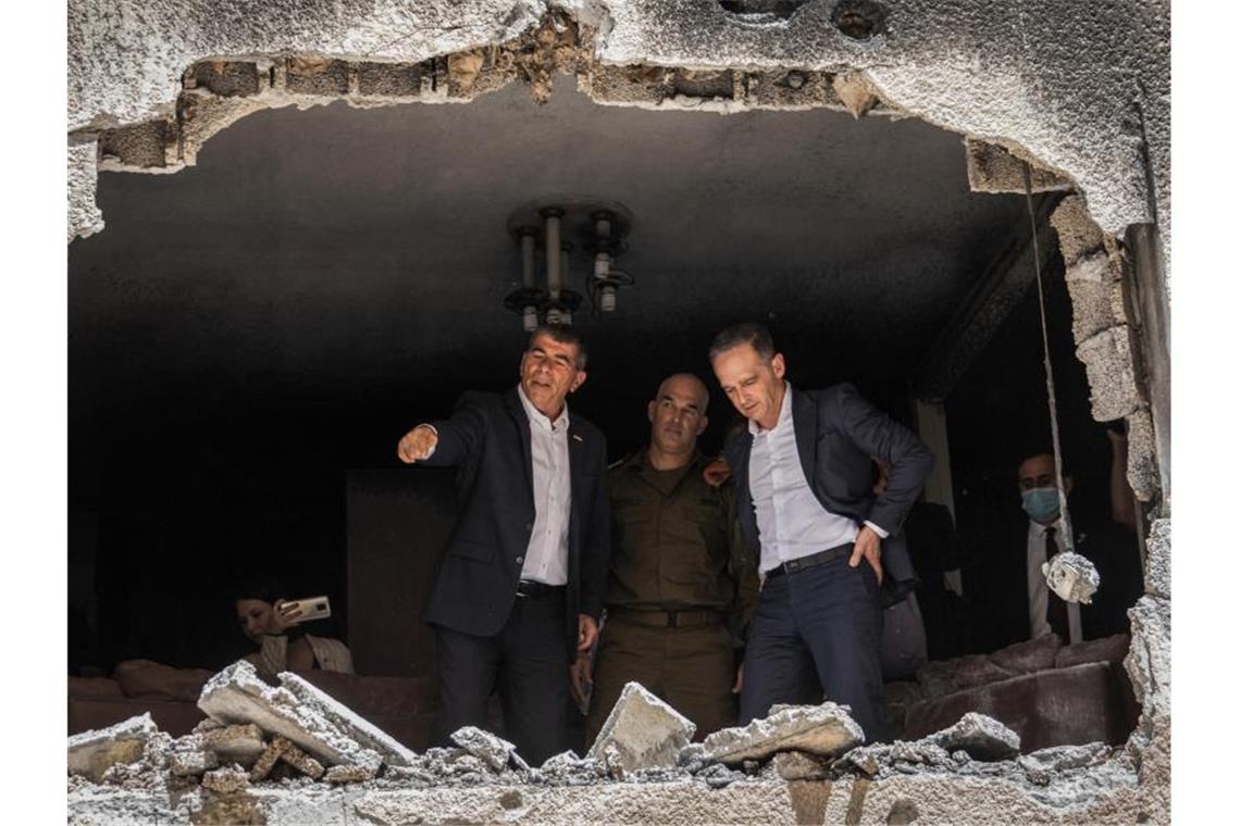 Maas betont Solidarität mit Israel - Warten auf Waffenruhe Heiko Maas (r.), Bundesaußenminister, und Gabi Aschkenasi (l.), Außenminister von Israel, besichtigen ein beschädigtes Haus, das von einer Rakete aus Gaza getroffen wurde. Foto: Ilia Yefimovich/dpa
