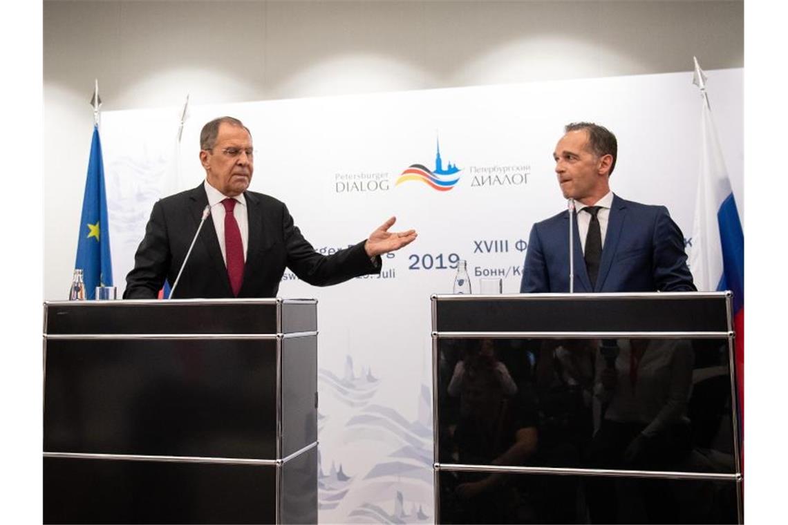 Vorsichtige Annäherung zwischen Deutschland und Russland Heiko Maas (r) und sein russischer Kollege Sergej Lawrow wollen den Friedensprozess in der umkämpften Ost-Ukraine wieder in Gang bringen. Foto: Marius Becker