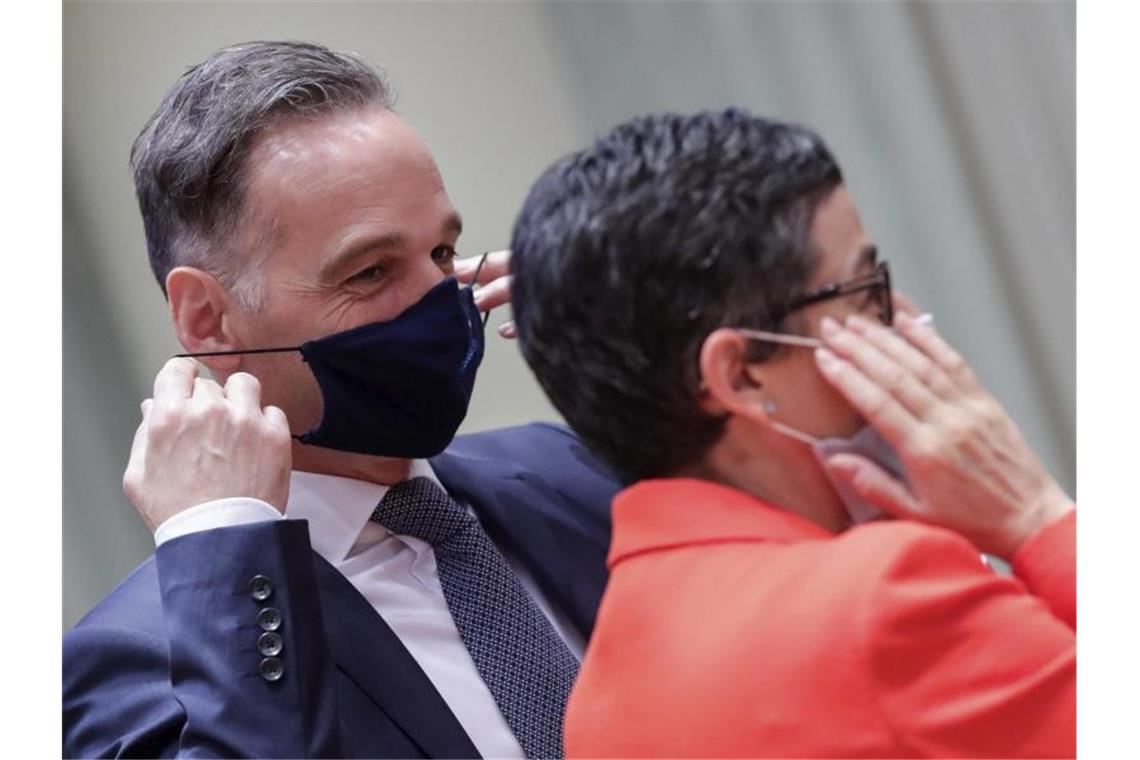 Heiko Maas (SPD), Bundesaußenminister, und Arancha Gonzalez, Außenministerin von Spanien, setzen Gesichtsmasken vor einem Treffen der EU-Außenminister in Brüssel auf. Foto: Stephanie Lecocq/EPA Pool/dpa