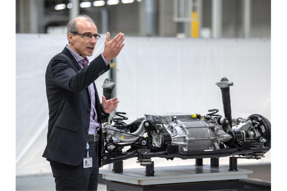 Volkswagen fährt Produktion neuer Batteriesysteme hoch Heiko Schumann von VW erklärt die Funktionsweise des Elektroantriebs für die neue Elektroautoserie von VW. Foto: Sina Schuldt/dpa