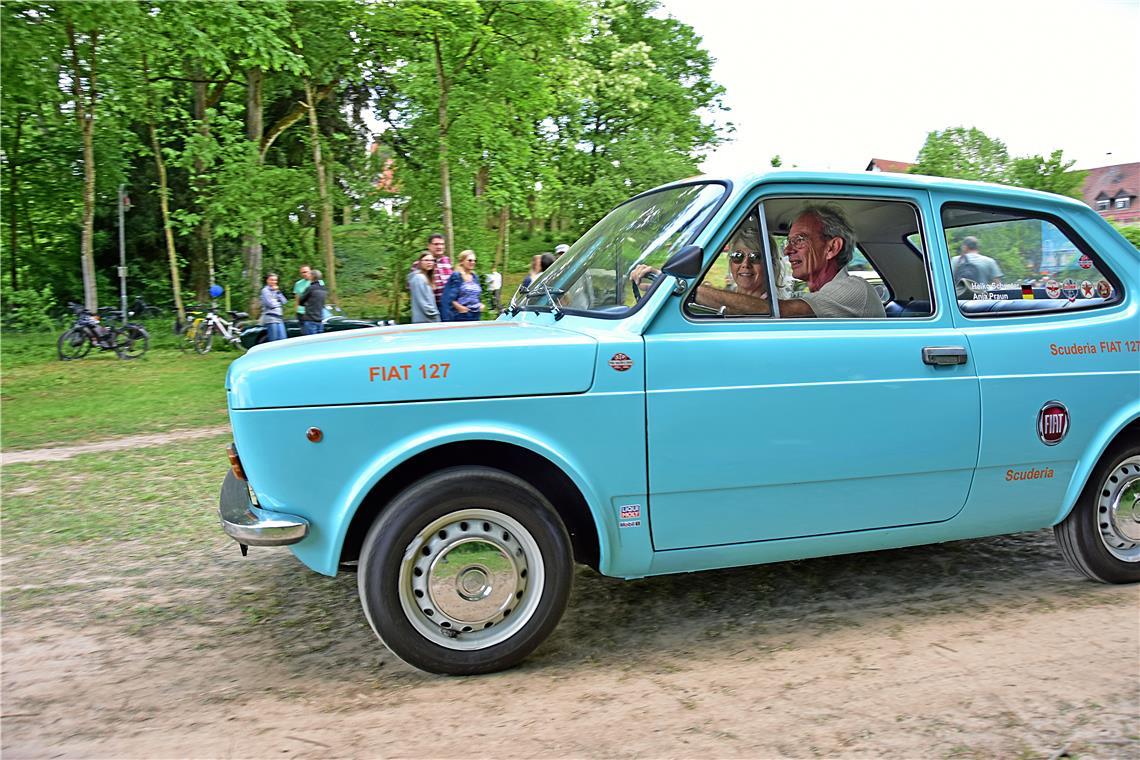 Heiko Schuster und Anja Praun in ihrem hellblauen Fiat 127. 