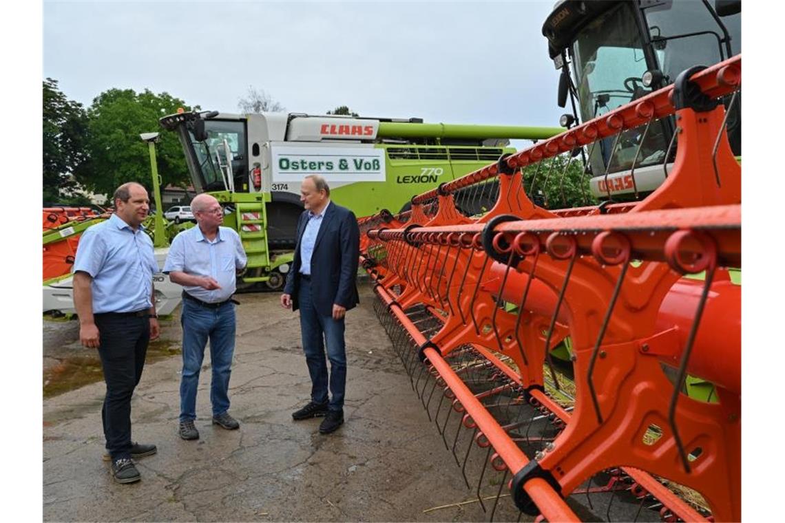 Heiko Terno (l-r), Vize-Präsident des Landesbauernverbandes Brandenburg, Dirk Peters, Geschäftsführer Agro-Farm GmbH Nauen und Joachim Rukwied, Präsident des Deutschen Bauernverbandes, gaben ihrer Ernteprognose ab. Foto: Patrick Pleul/dpa-Zentralbild/dpa