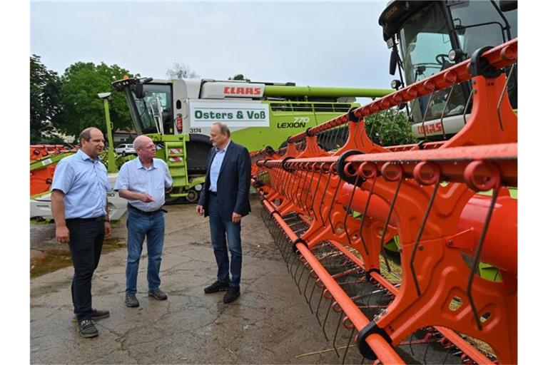 Heiko Terno (l-r), Vize-Präsident des Landesbauernverbandes Brandenburg, Dirk Peters, Geschäftsführer Agro-Farm GmbH Nauen und Joachim Rukwied, Präsident des Deutschen Bauernverbandes, gaben ihrer Ernteprognose ab. Foto: Patrick Pleul/dpa-Zentralbild/dpa
