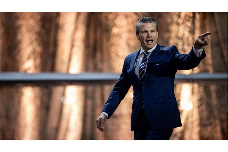 Heiliger Krieger: US-Kriegsminister Pete Hegseth besuscht am 15. Mai 2025 die Al Udeid Air Base in Doha, Qatar.