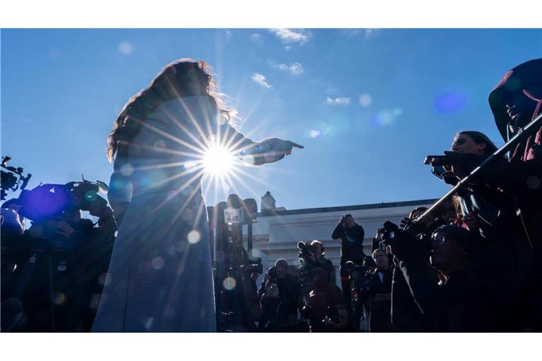 Heimatschutzministerin Kristi Noem spricht mit Reportern im Weißen Haus in Washington.
