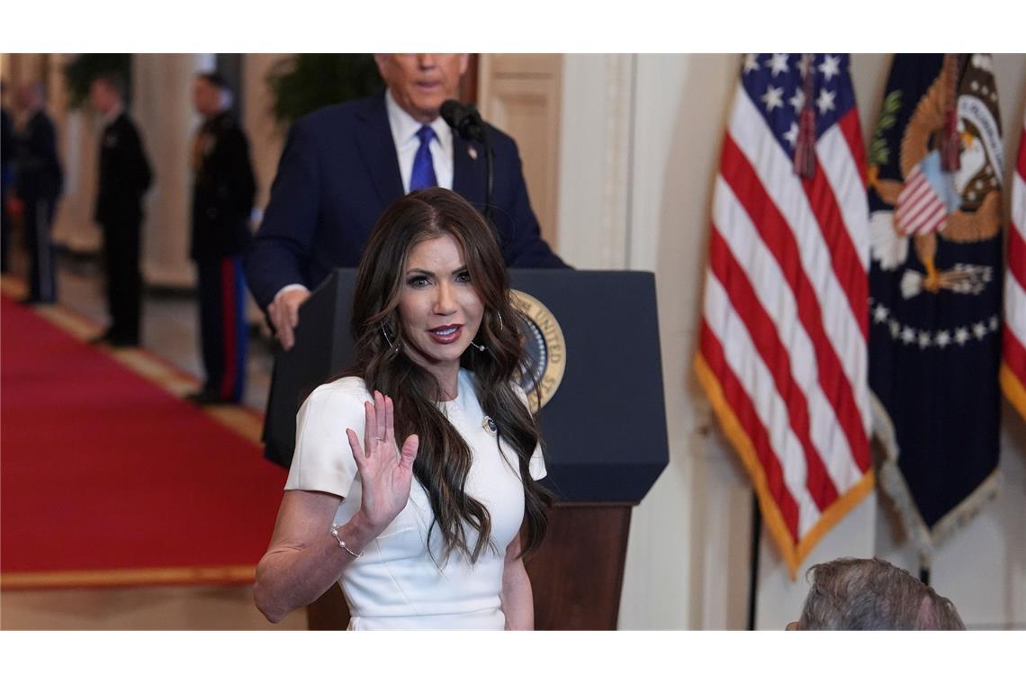Der Maga-Look der Trump-Frauen: Wenn Stil politisch wird Heimatschutzministerin Noem ist ein typisches Beispiel für den Maga-Look. (Archivbild)