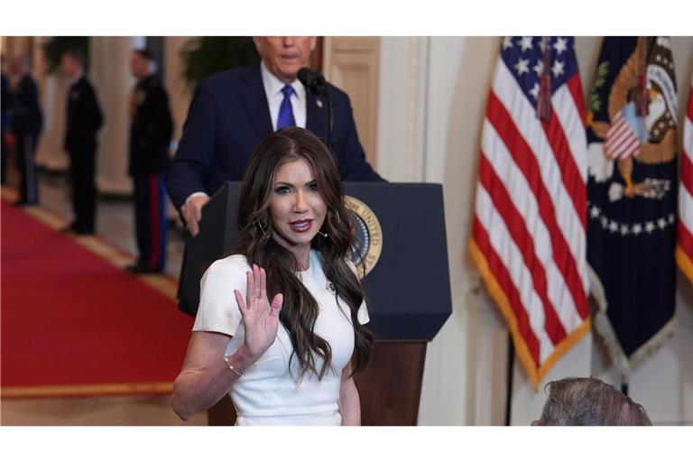 Heimatschutzministerin Noem ist ein typisches Beispiel für den Maga-Look. (Archivbild)