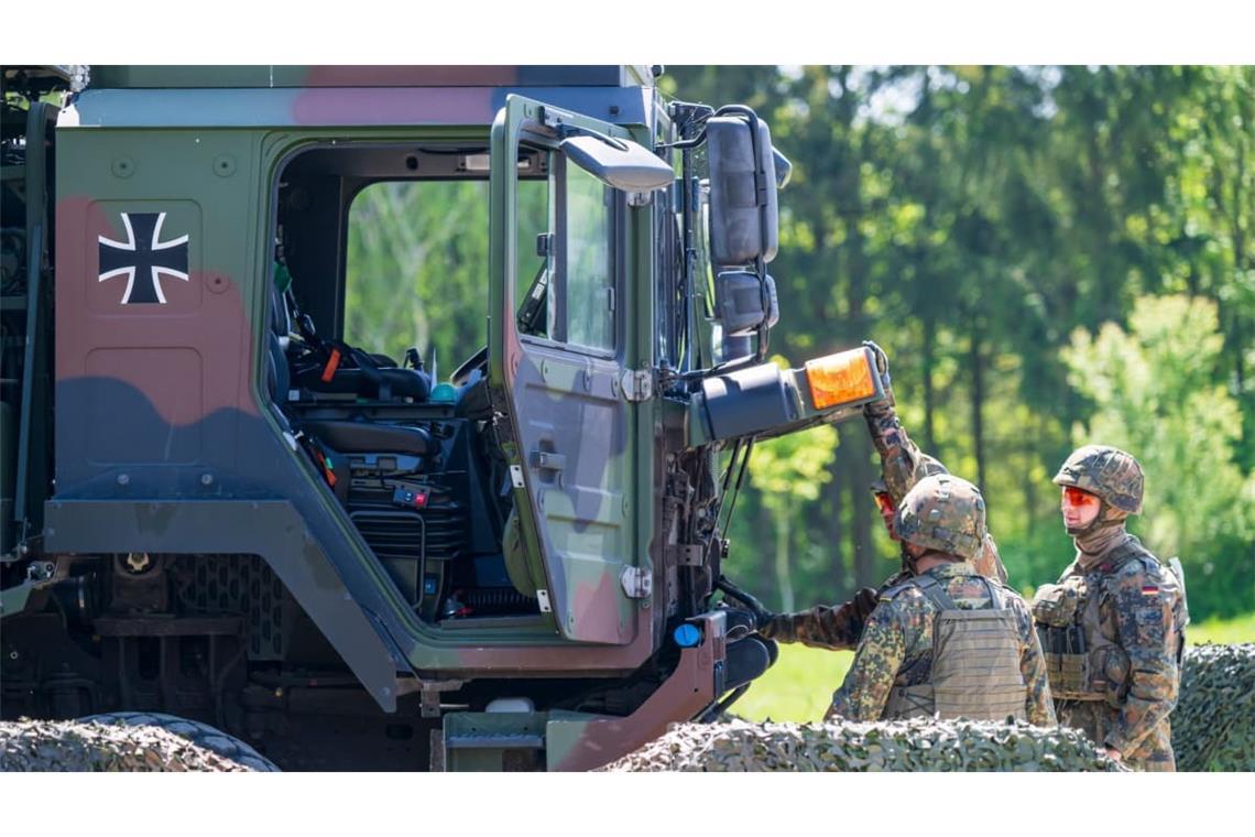 Heimatschutzübung „National Guardian 2024“ – im Jahr 2025 wurde dann ein Soldat in Bayern durch nächtliche Polizeischüsse verletzt, weil die Bundeswehr die zivilen Behörden nicht ausreichend informiert hatte.