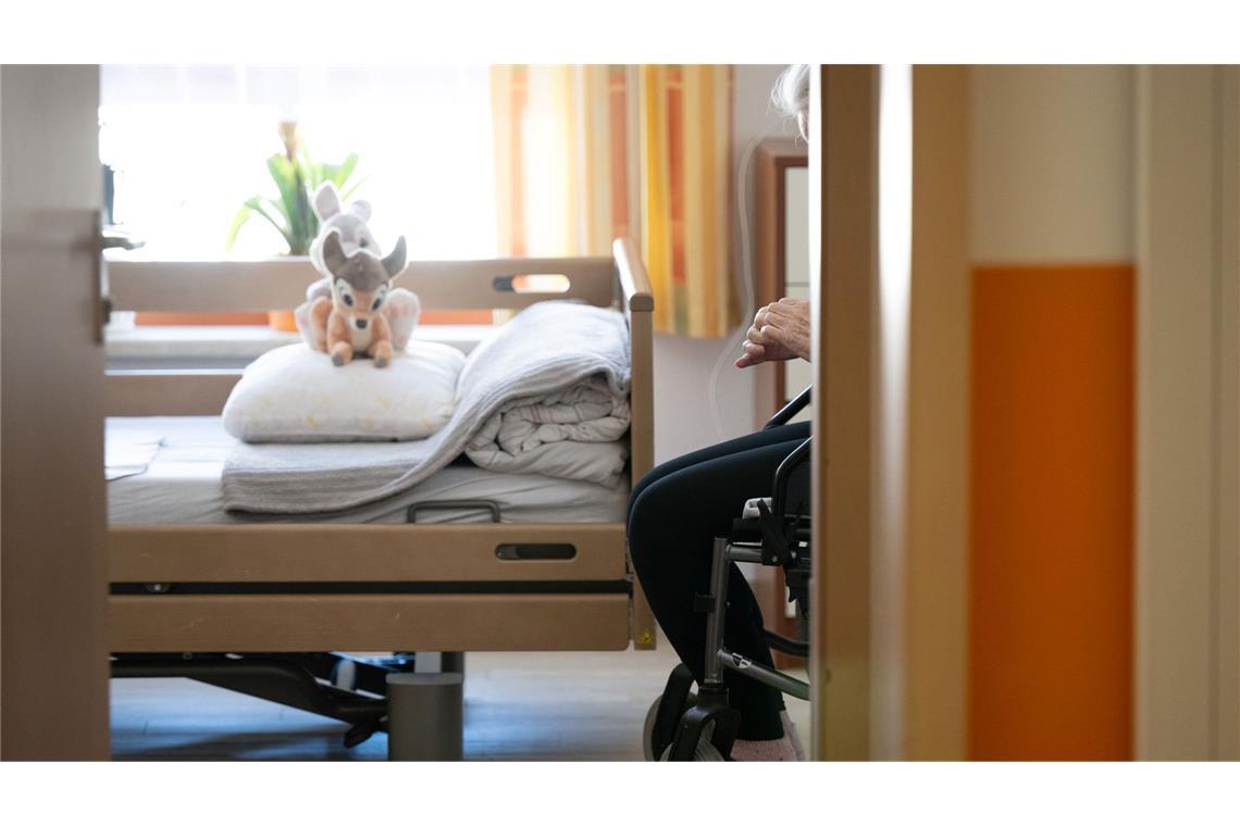 Pflege im Heim noch teurer - Druck für Entlastung Heimplätze werden für Pflegebedürftige immer teurer. (Archivbild)