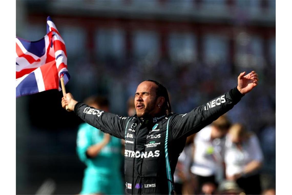 Hamilton profitiert in Silverstone von Verstappen-Crash