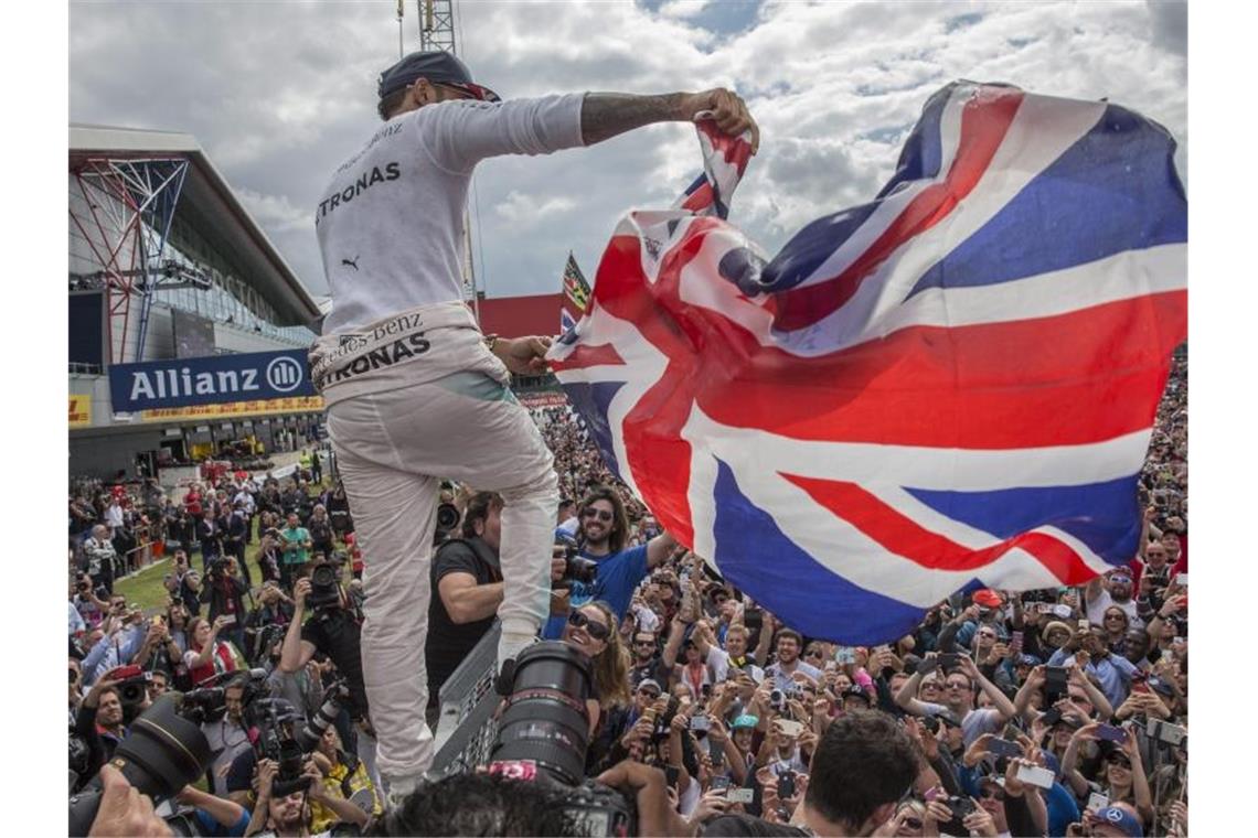 Heimsieg: Lewis Hamilton wird nach seinem Erfolg 2018 in Silverstone von den Fans gefeiert. Foto: Valdrin Xhemaj/EPA