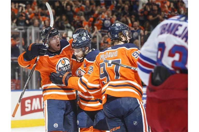 Heimsieg und Allstar-Nominierung: Leon Draisaitl (2.v.l.) konnte gleich doppelt jubeln. Foto: Jason Franson/The Canadian Press/AP/dpa