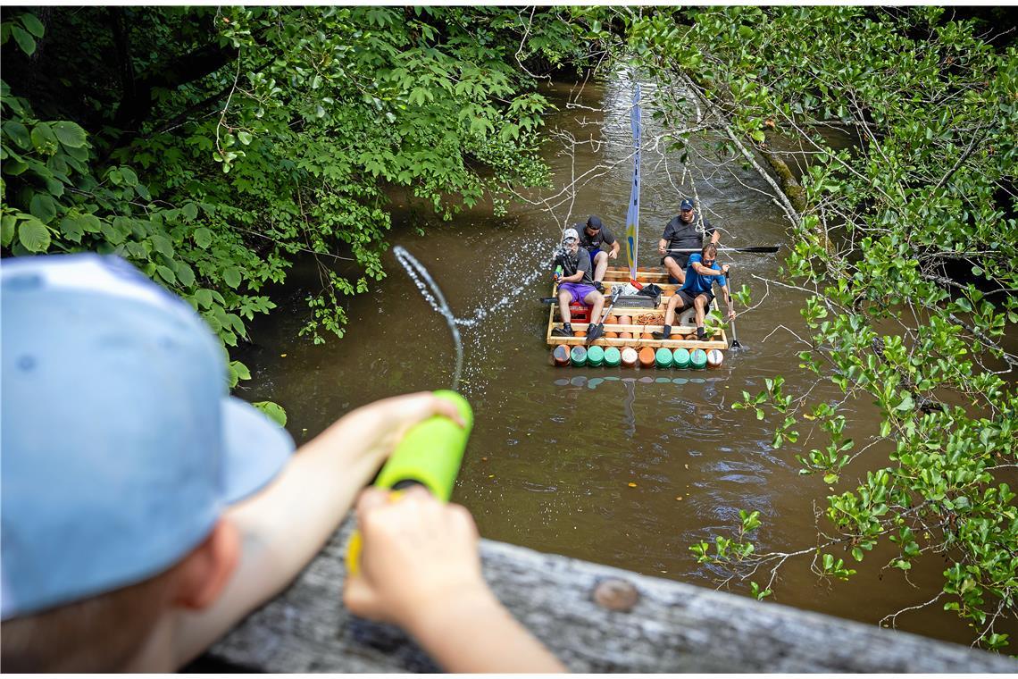 Heimtückischer Angriff von der Brücke  auf das Stadtwerke-Boot.