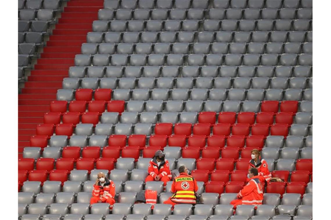 Heimvorteil futsch im leeren Stadion: Nur medizinisches Personal sitzt auf der leeren Tribüne. Foto: Kai Pfaffenbach/Reuters/Pool/dpa