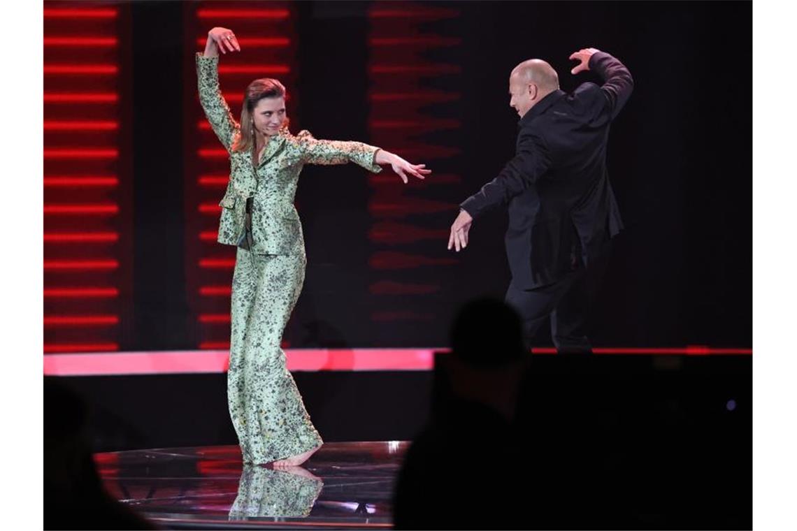 Heino Ferch und Svenja Jung schwingen das Tanzbein in der Jubiläumsshow. Foto: Daniel Karmann/dpa