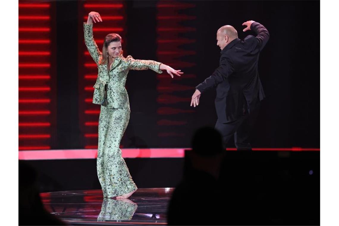 ZDF denkt über „Wetten, dass..?“-Fortsetzung nach Heino Ferch und Svenja Jung schwingen das Tanzbein in der Jubiläumsshow. Foto: Daniel Karmann/dpa