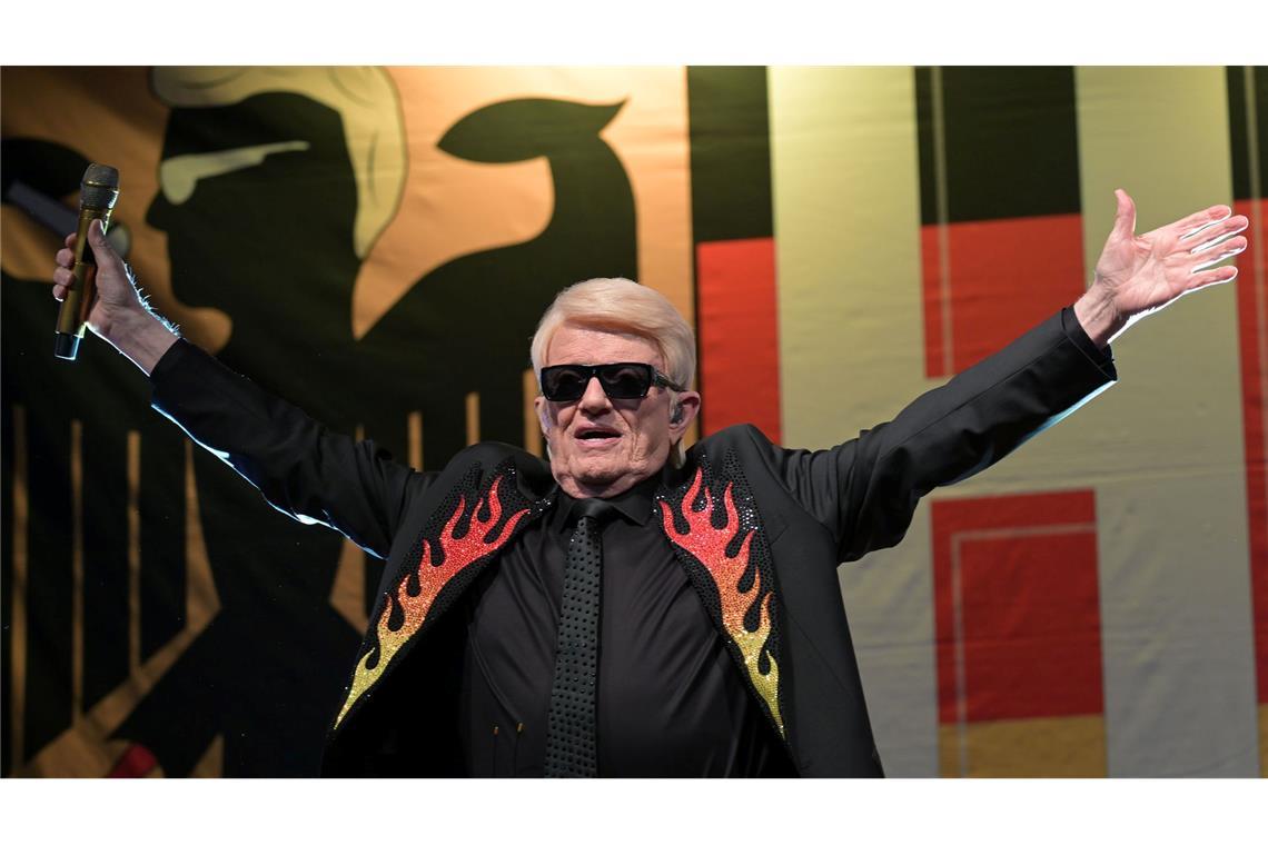 Heino wird bei seinem Zusatzkonzert aus Solidarität mit einem Feuerwehrmann im brandenburgischen Bad Belzig bejubelt.
