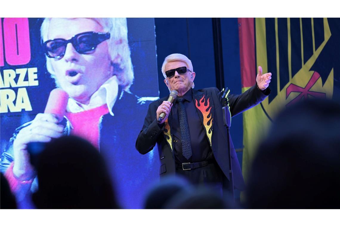 Heino wird bei seinem Zusatzkonzert aus Solidarität mit einem Feuerwehrmann im brandenburgischen Bad Belzig bejubelt.