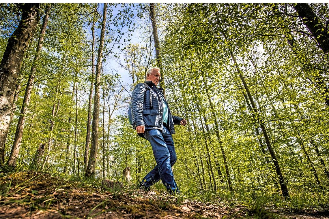 Heinrich Bernhardt (80) kommt mit der Isolation gut zurecht. Er beschäftigt sich vor allem mit Spaziergängen rund um Oppenweiler. Foto: A. Becher