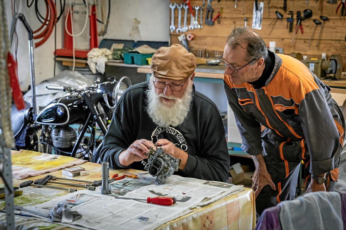 Oldtimer-Werkstatt in Großerlach Heinrich Junker (links) und Thomas Schadt vom Oldtimerclub Großerlach reparieren den undichten Vergaser eines Austin A35 aus dem Jahr 1954, den sein Besitzer nicht zum Laufen gebracht hat. Fotos: Alexander Becher