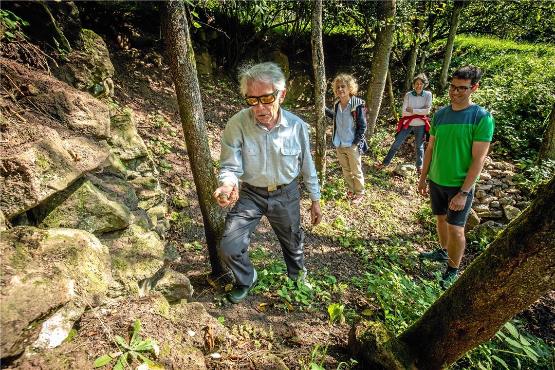 Heinrich Schneider (links) informiert über die Entdeckungen im Steinbruch, insbesondere über die Gesteinsart Fleins. Foto: A. Becher