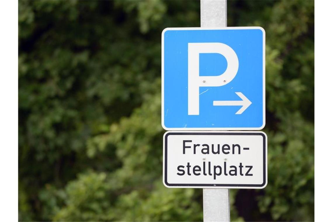 Heinweisschild für einen Frauenparkplatz. Foto: Ralf Hirschberger