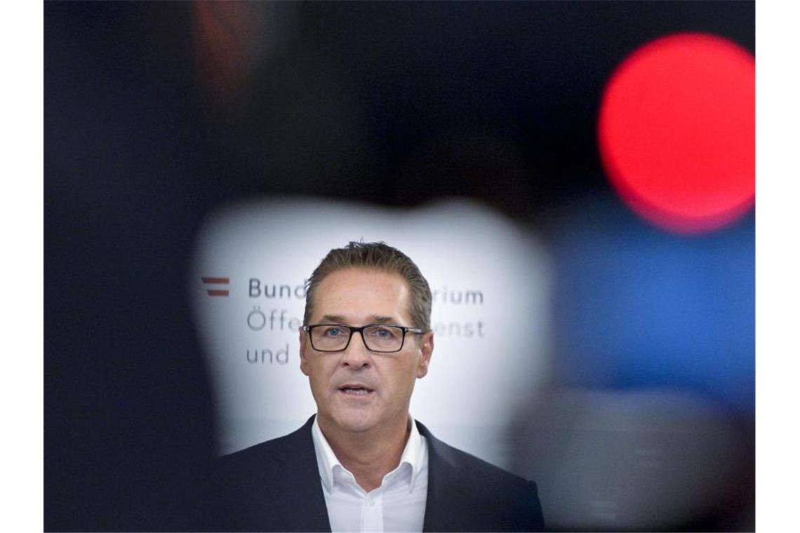 Heinz-Christian Strache, damaliger FPÖ-Parteiobmann und Vizekanzler von Österreich, spricht bei einer Pressekonferenz. Foto: Herbert Neubauer/APA/dpa