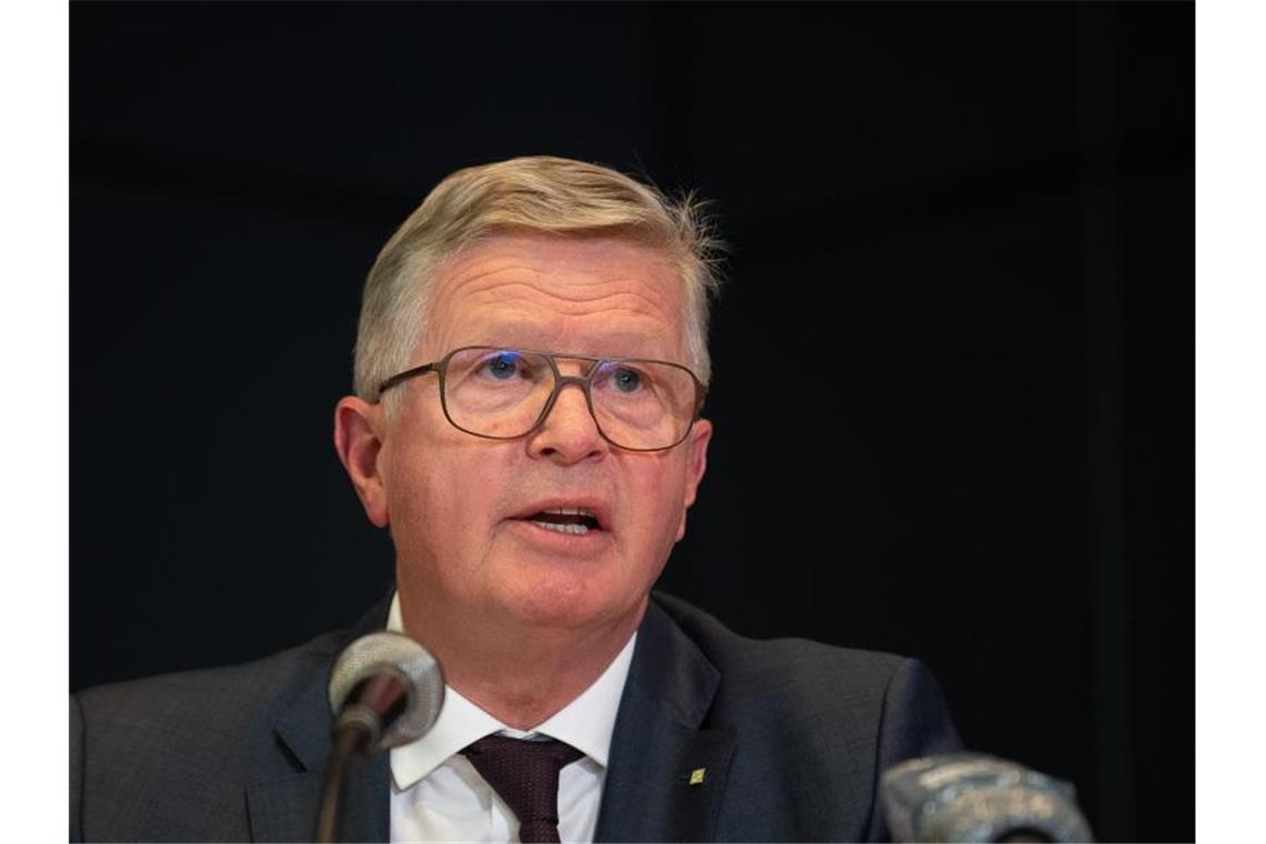 Landkreis Esslingen verkündet Maskenpflicht Heinz Eininger, Landrat des Landkreises Esslingen, spricht bei einer Pressekonferenz. Foto: Sebastian Gollnow/dpa