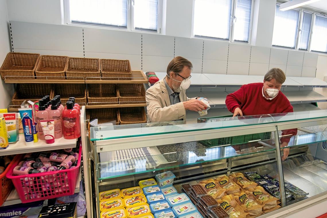 Heinz Franke (links) und Daniela Kramm räumen neue Waren ein und bereiten die Tafeleröffnung für kommenden Montag vor. Foto: A. Becher