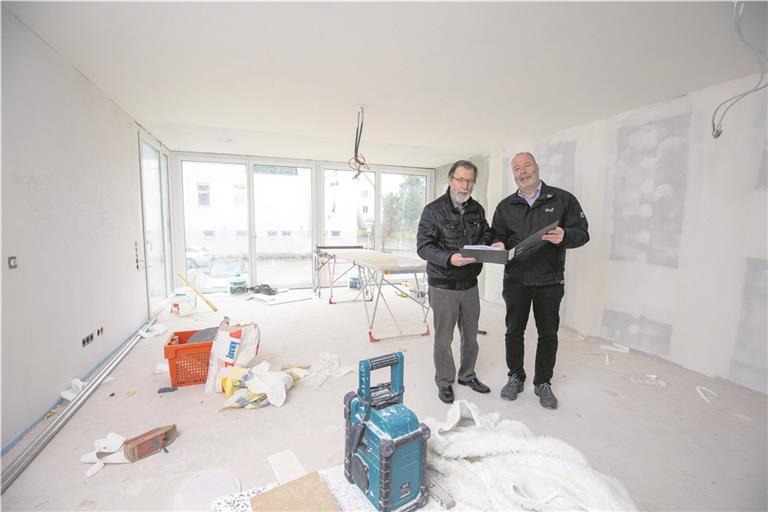 Heinz Franke (links) und Manfred Orlowski besichtigen einen Wohnraum im Neubau. Sie sind mit dem Verlauf der Arbeiten zufrieden. Foto: A. Becher
