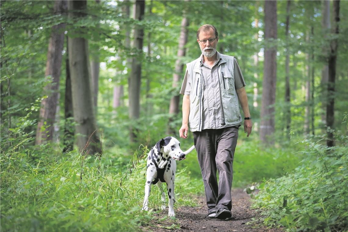 Tag des Schlafs: Zwei Backnanger Stadträte verraten, ob sie Frühaufsteher oder Langschläfer sind Heinz Franke möchte vor halb zehn am Vormittag mit nichts behelligt werden – außer einem Frühstück in aller Ruhe und der Zeitungslektüre. Foto: Alexander Becher