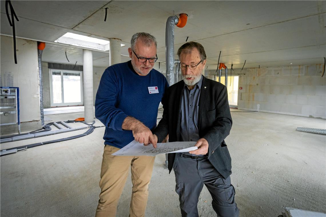 Heinz Franke (rechts) und Manfred Baumann, fachlicher Leiter der Hospizstiftung, schauen sich die Baupläne für die Erweiterung an. Das oberste Stockwerk, das noch ein Rohbau ist, soll ausgebaut werden. Zusätzlich ist ein Aufbau auf dem Dach geplant. Foto: Alexander Becher