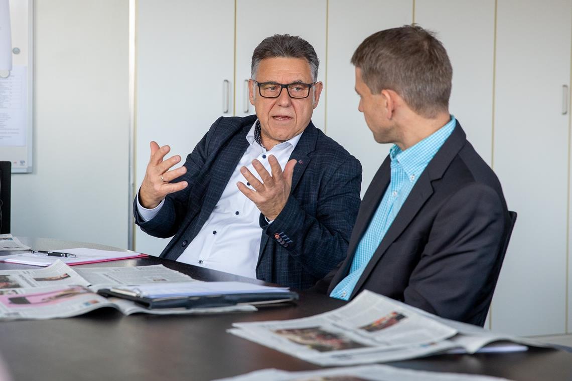Heinz Harter (links) bei einem früheren Besuch in der BKZ-Redaktion. Foto: A. Becher 