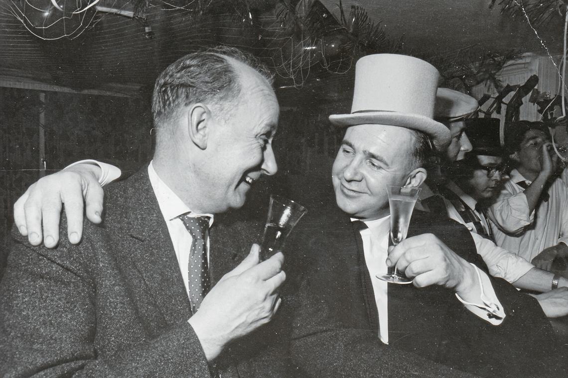 Heinz Hilt (rechts), Vater des Löwenwirts Markus Hilt, bei einer Fete in den 50ern zusammen mit einem Gast im „Waldhorn“. Foto: privat