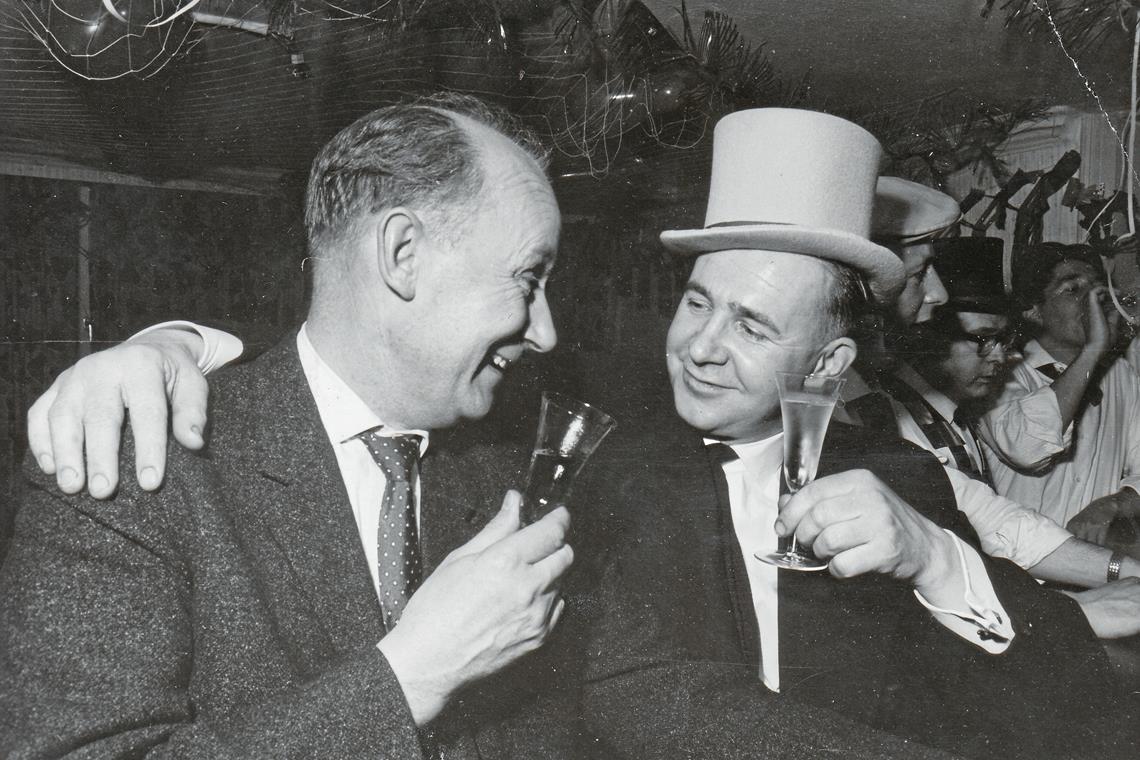 So war das Backnanger Nachtleben in den 1950er-Jahren Heinz Hilt (rechts), Vater des Löwenwirts Markus Hilt, bei einer Fete in den 50ern zusammen mit einem Gast im „Waldhorn“. Foto: privat