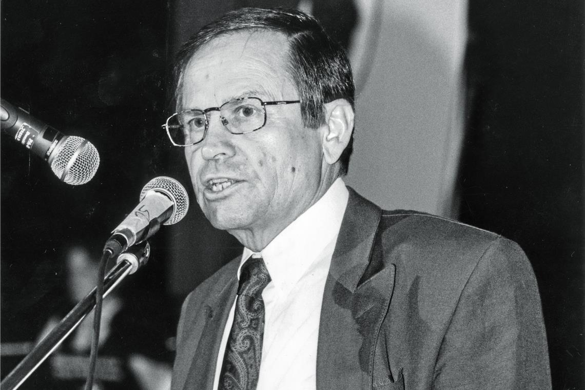 Aspach trauert um Heinz Layer Heinz Layer spricht beim Aspacher 25-Jahr-Jubiläum im Mai 1997. Archivfoto: Jörg Fiedler