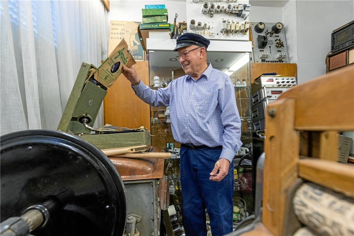 Heinz Rittinger präsentiert eine 90 Jahre alte Miele-Waschmaschine.