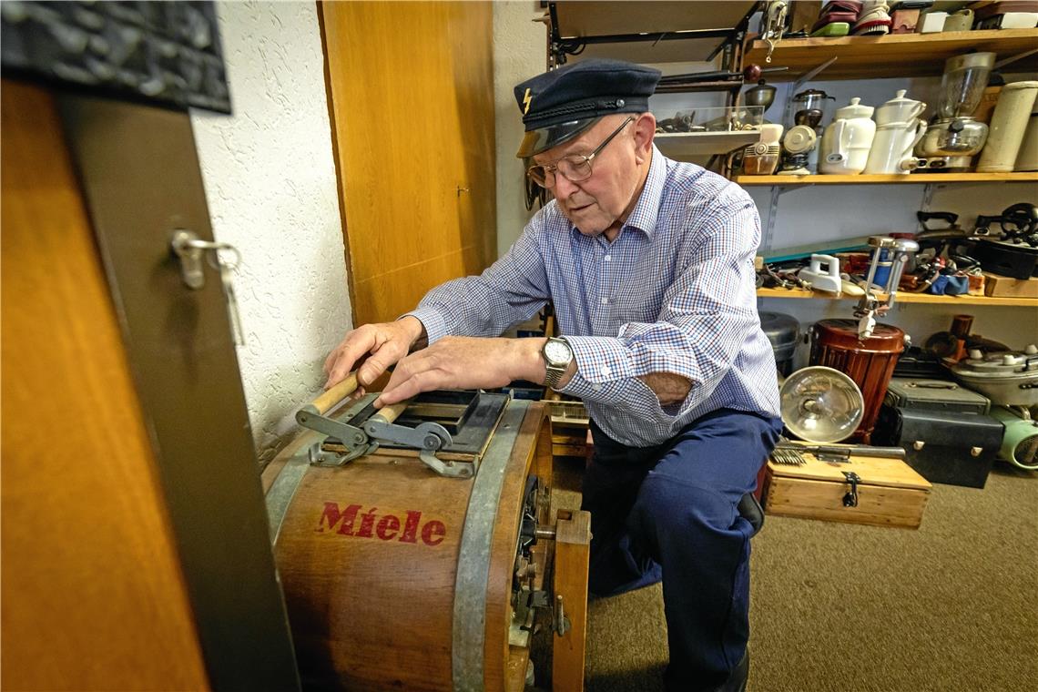 Heinz Rittinger präsentiert eine 90 Jahre alte Miele-Waschmaschine.