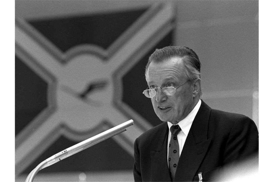 Heinz Ruhnau bei der Hauptversammlung der Lufthansa im Juli 1988. Foto: Kai-Uwe Wärner/dpa