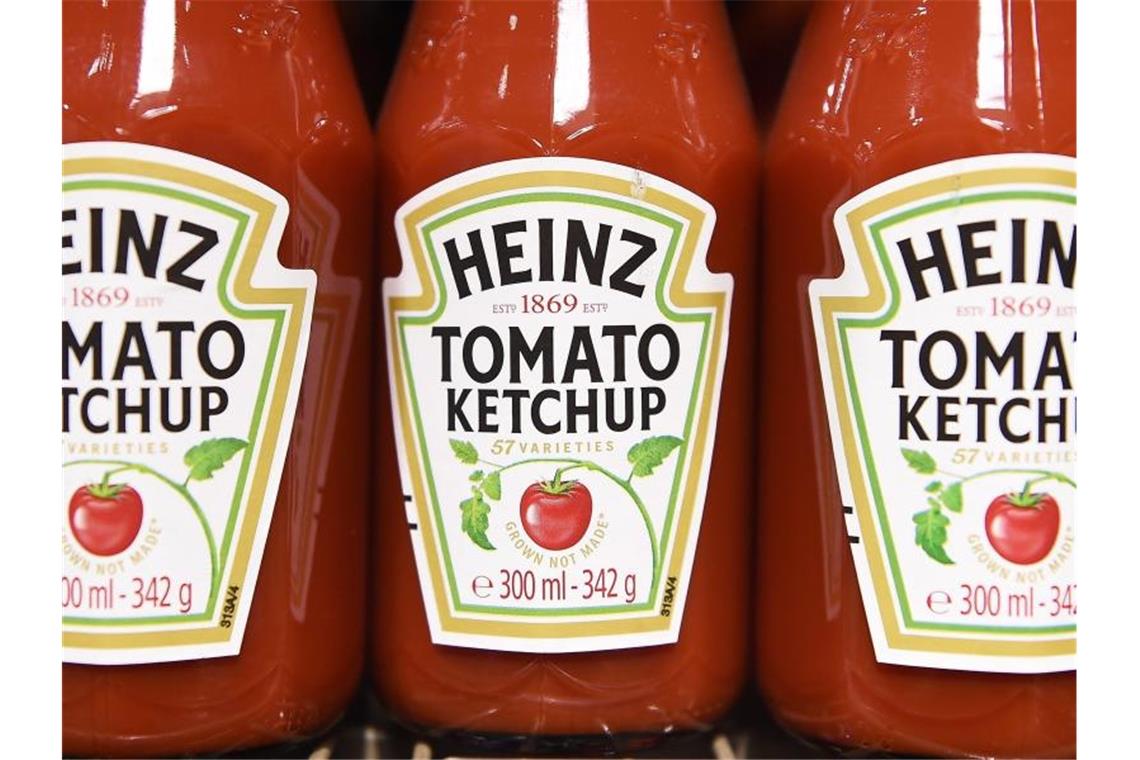Heinz Tomato Ketchup steht in einem Laden im Regal. Rechtzeitig zum Höhepunkt der Grillsaison beenden der Heinz Ketchup und Edeka ihren Konflikt. Foto: Andy Rain/EPA