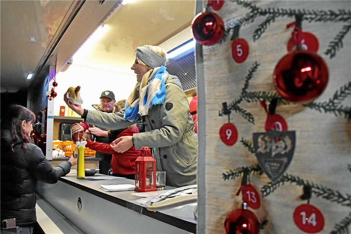 Heisse Rote und Currywurst gibt es beim Allmersbacher VfB Fanclub. Weihnachtsmar...